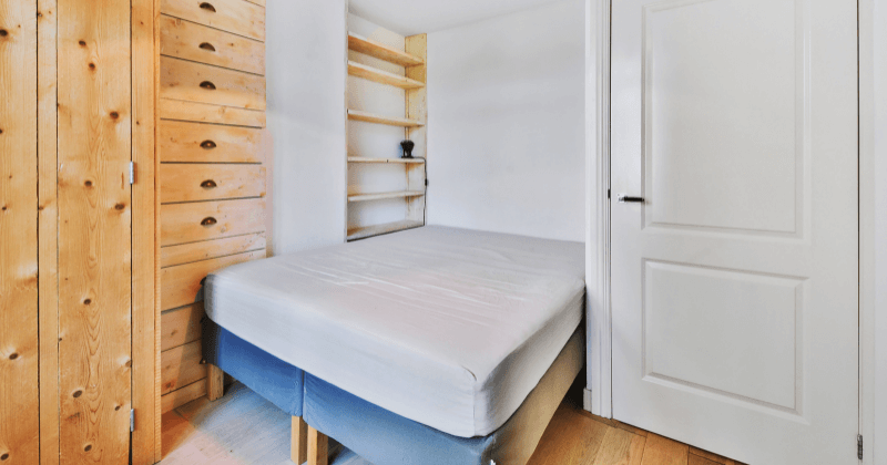 mistakes when arranging a small bedroom